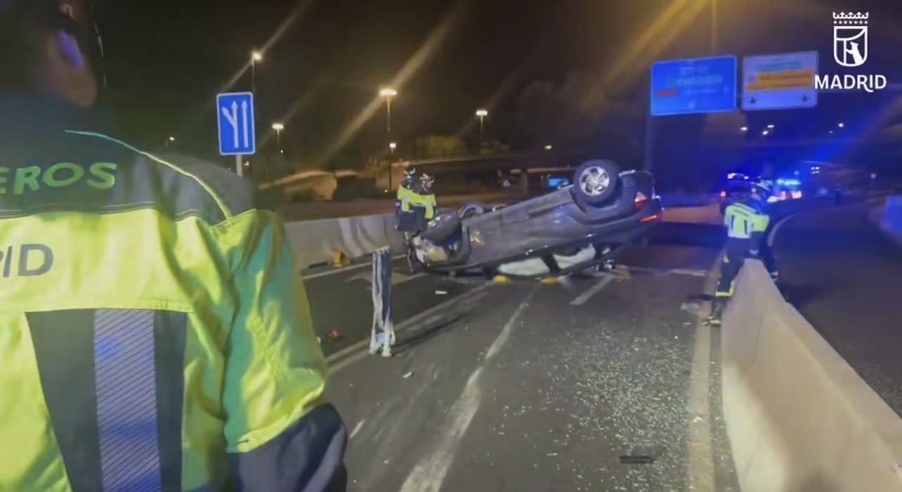 Dos hombres al hospital tras volcar su coche en la A-1