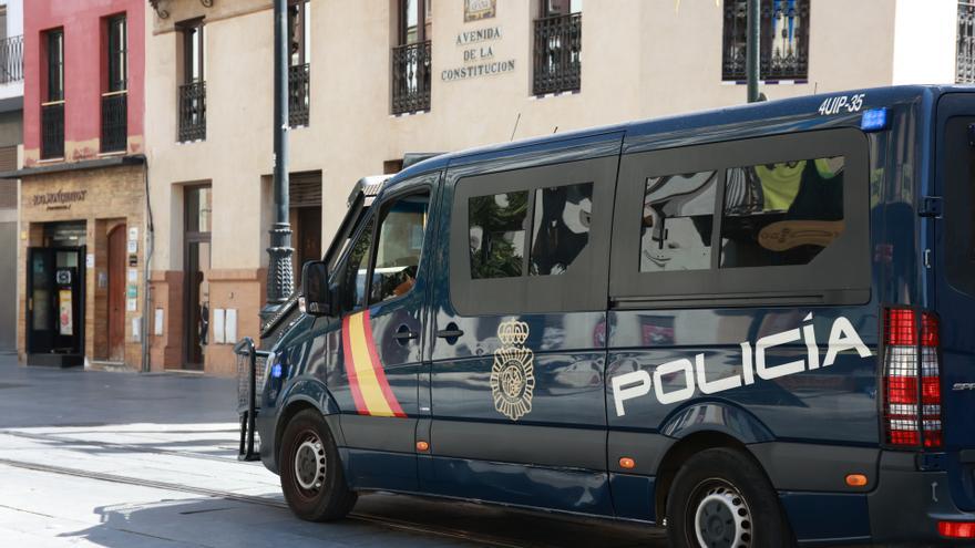 Piden cuatro años y medio de cárcel para dos hombres por atrapar y agredir a un policía en Sevilla
