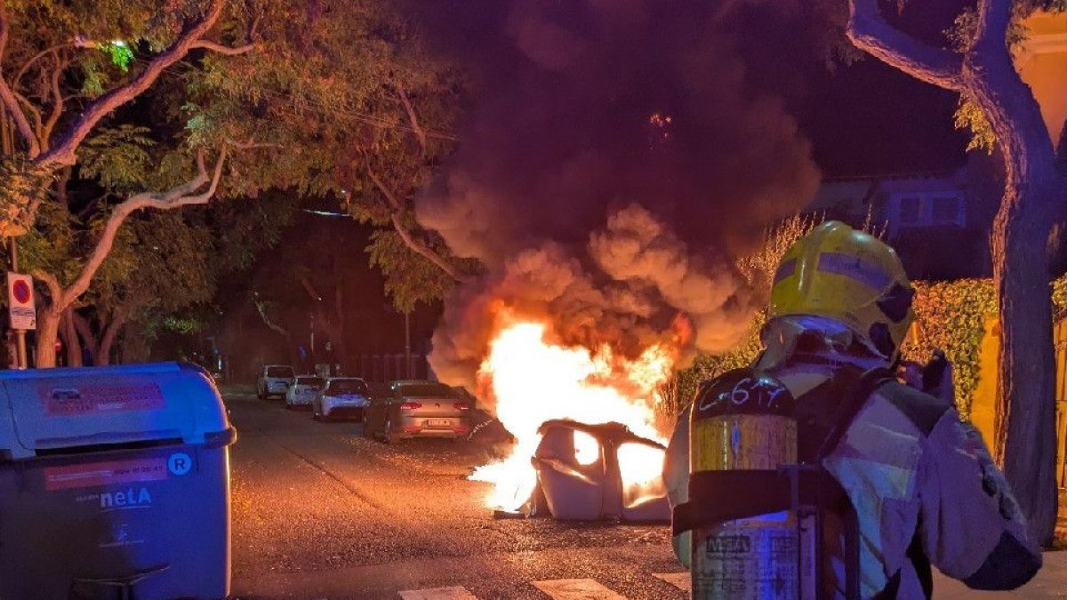 Queman tres contenedores y parte de un coche y un árbol en la calle Enric Granados de Lleida