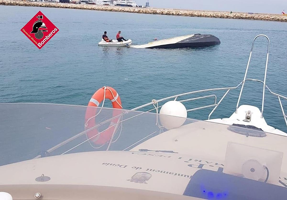 VELERO VOLCADO ALICANTE | Un velero eléctrico aparece boca abajo en Dénia y su dueño logra llegar a salvo en kayak