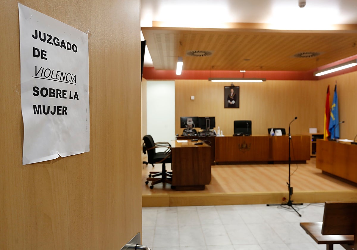 La joven violada en la Malvarrosa regresa a su país con graves secuelas y la jueza dicta el sobreseimiento de la causa