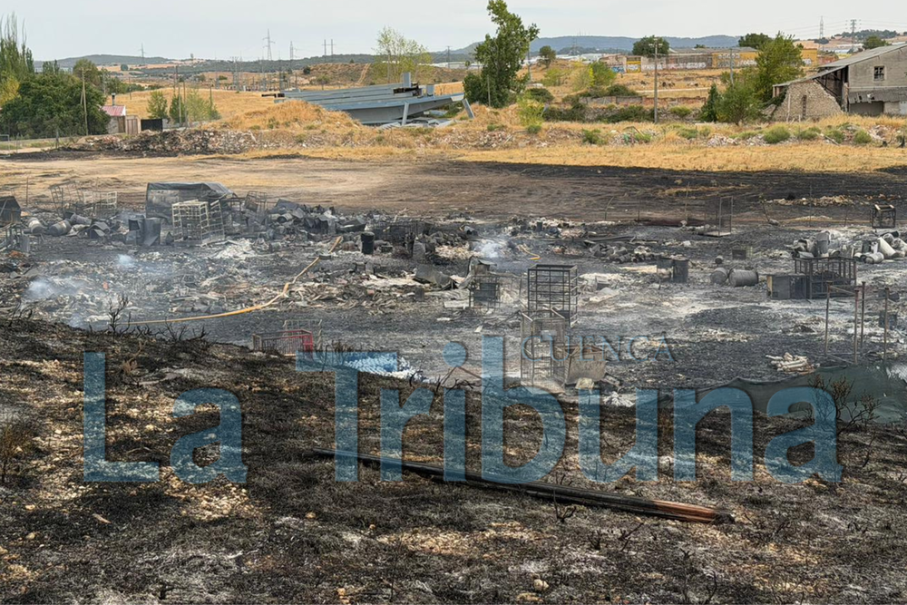 El incendio en el Centro de Reciclaje Mobec sigue controlado y sin riesgo para la población, según los bomberos