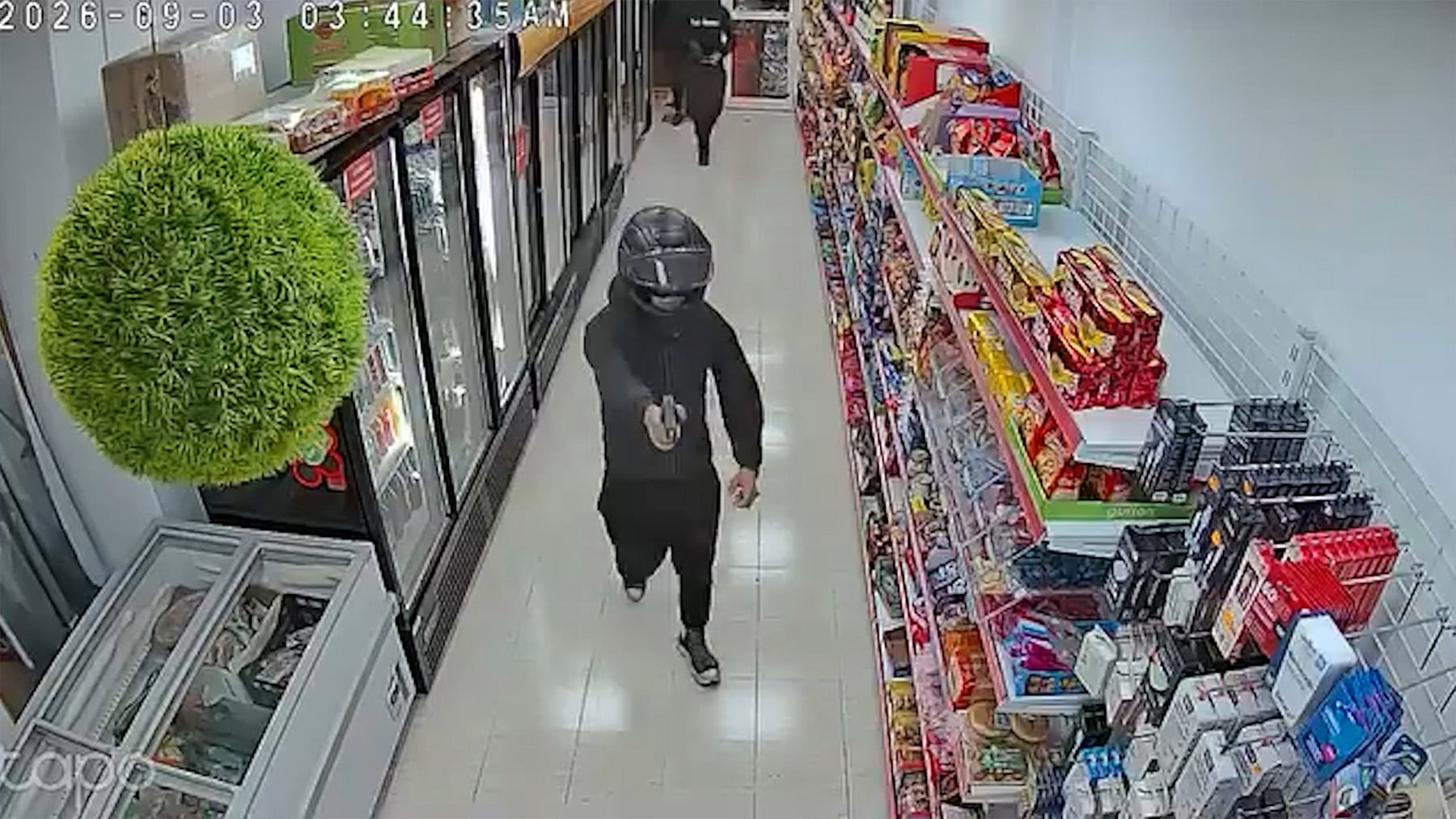 Encapuchados armados irrumpen en supermercado de Palma, Mallorca en un episodio de extrema tensión