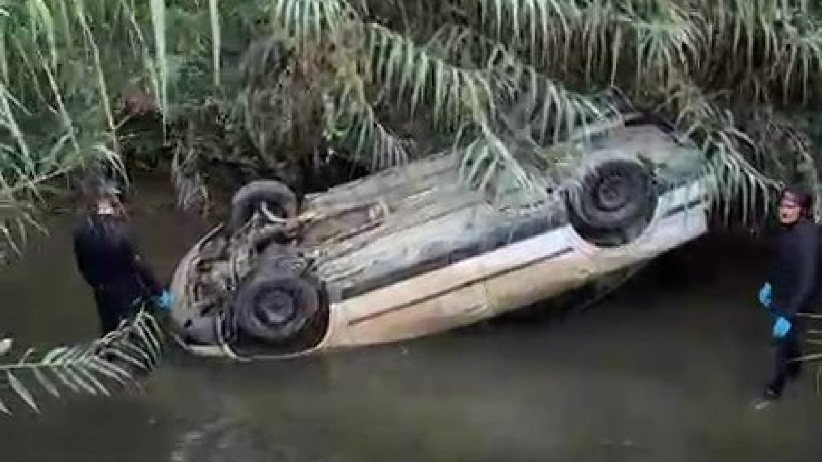 Encuentran a una persona muerta dentro de un coche en una acequia en Lleida