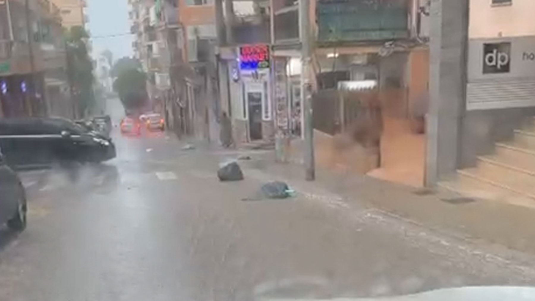 Fuerte temporal en Mallorca arrastra bolsas de basura por las calles de Llucmajor, donde la crisis de basuras se agrava
