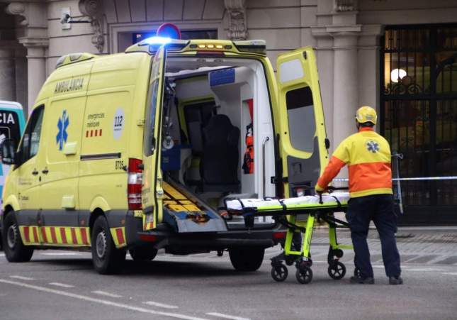 Dos trabajadores del SEM heridos en Barcelona tras ser agredidos durante una actuación sanitaria