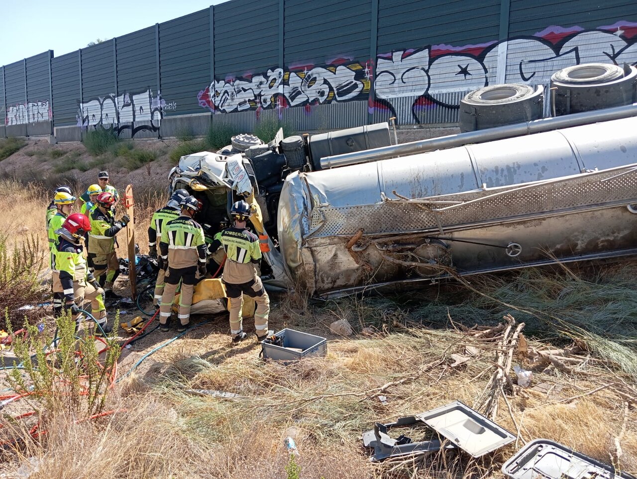 Un camionero, herido grave tras volcar en la A-7 a su paso por Librilla