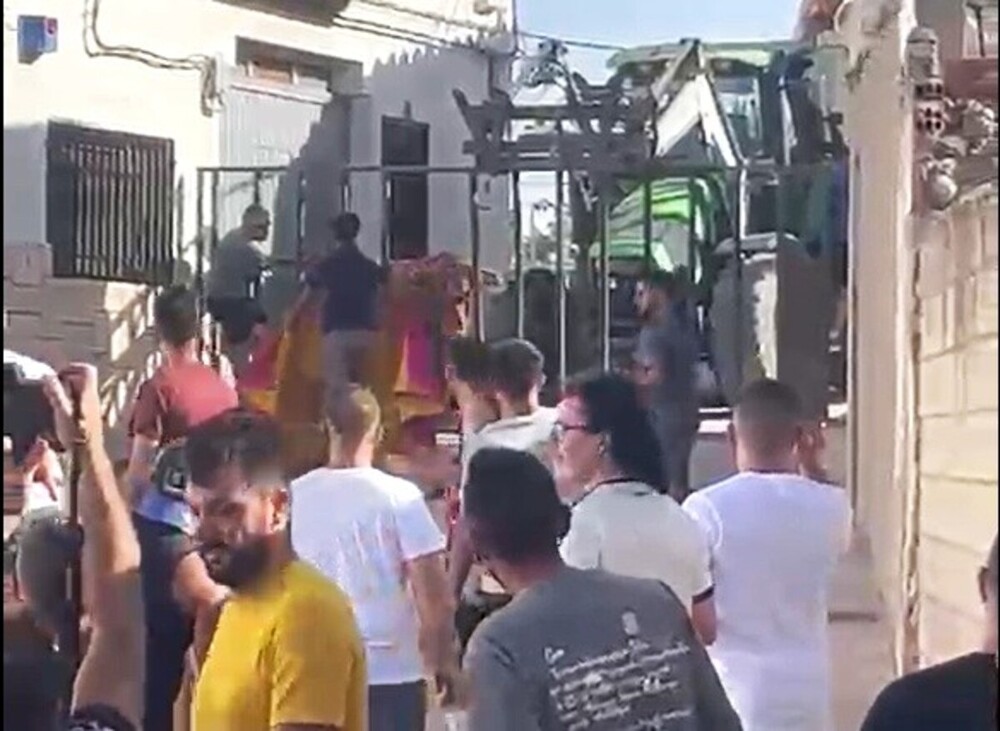 Un tractor evita que un toro se escape en Villarejo de Fuentes
