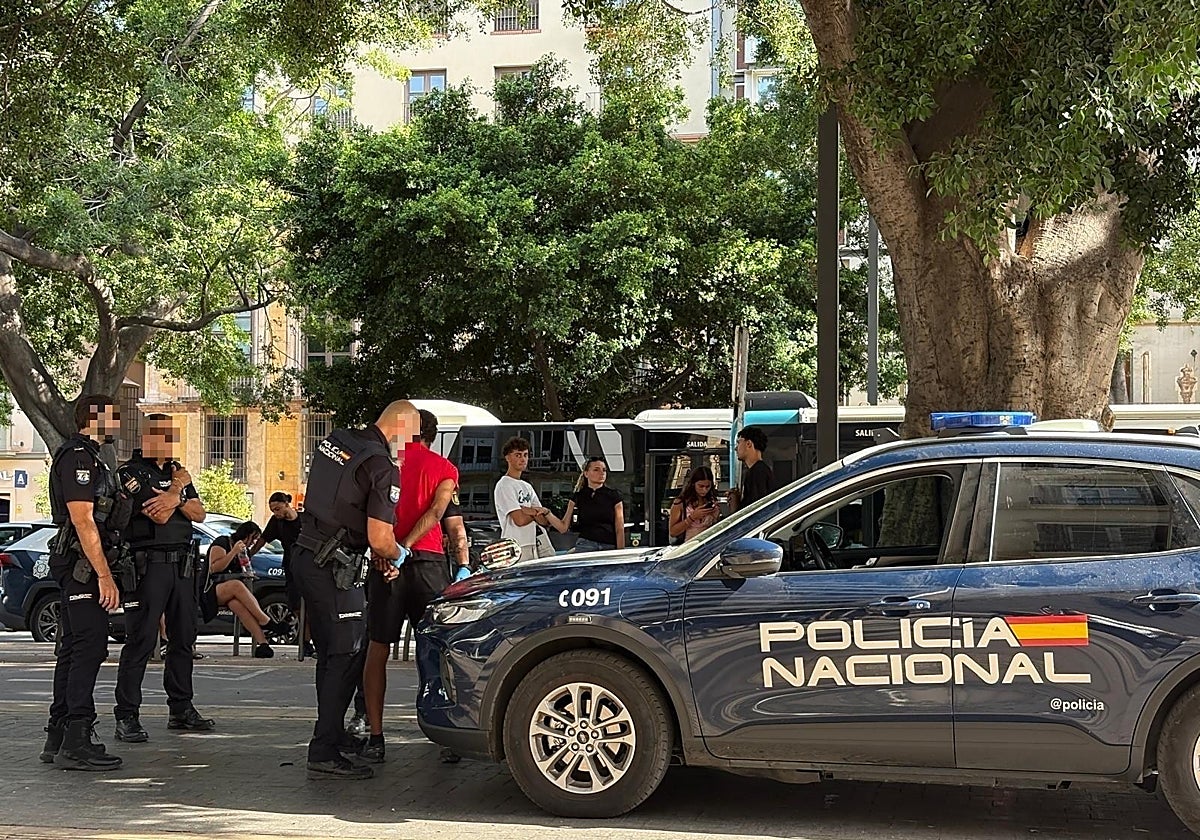 Despliegue policial en la Alameda de Málaga: arrestado por amenazar de muerte a trabajadoras de Burguer King
