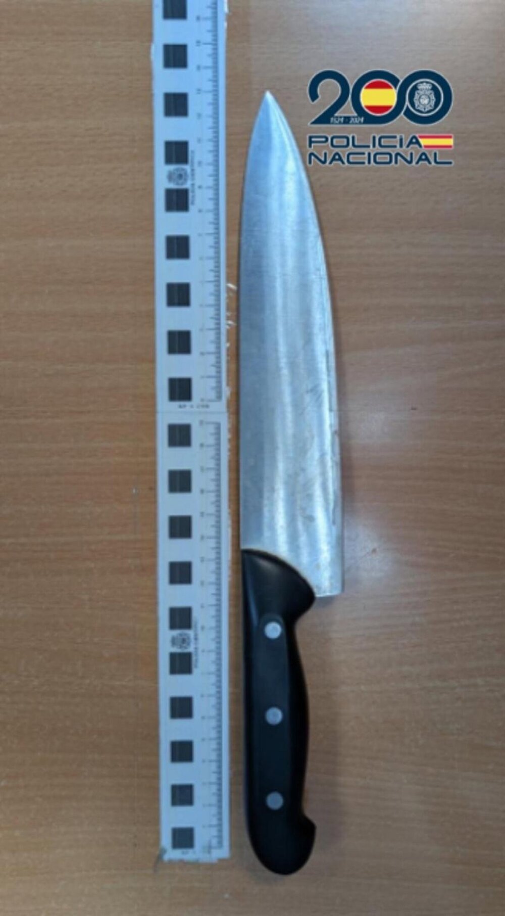 En libertad tras clavar un cuchillo en la puerta de un vecino
