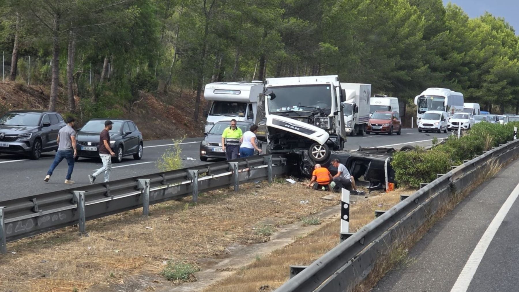 Brutal accidente en la autopista de Inca: un coche queda atrapado bajo un camión