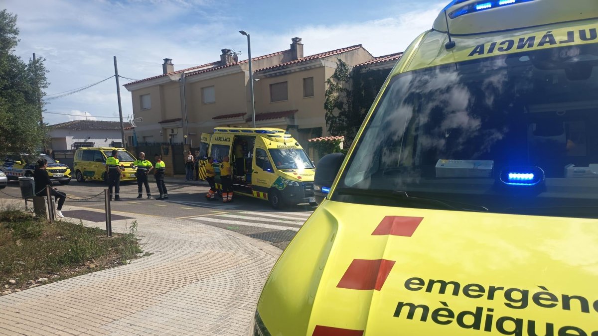 un coche arrolla a un patinete en Santa Oliva y deja muy malherido al conductor