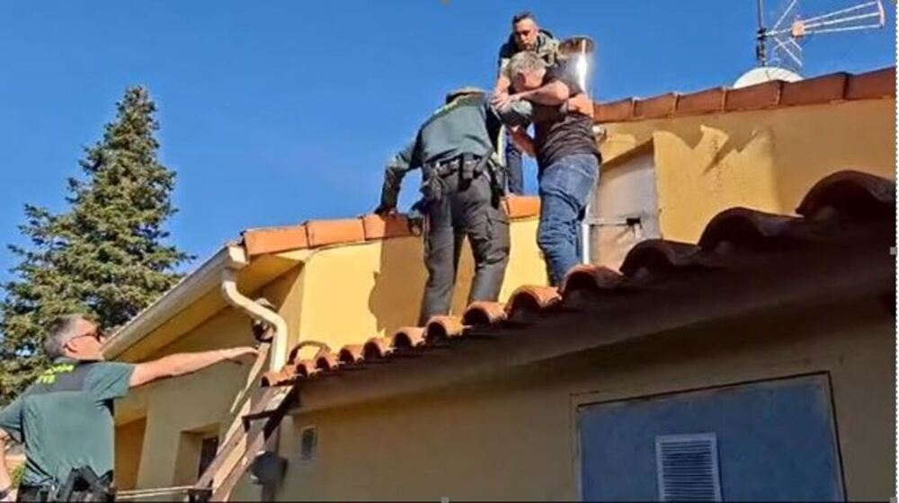 Guardia Civil rescata a persona desorientada que se subió a un tejado tras conducción «errática» en Quintanilla de Onésimo