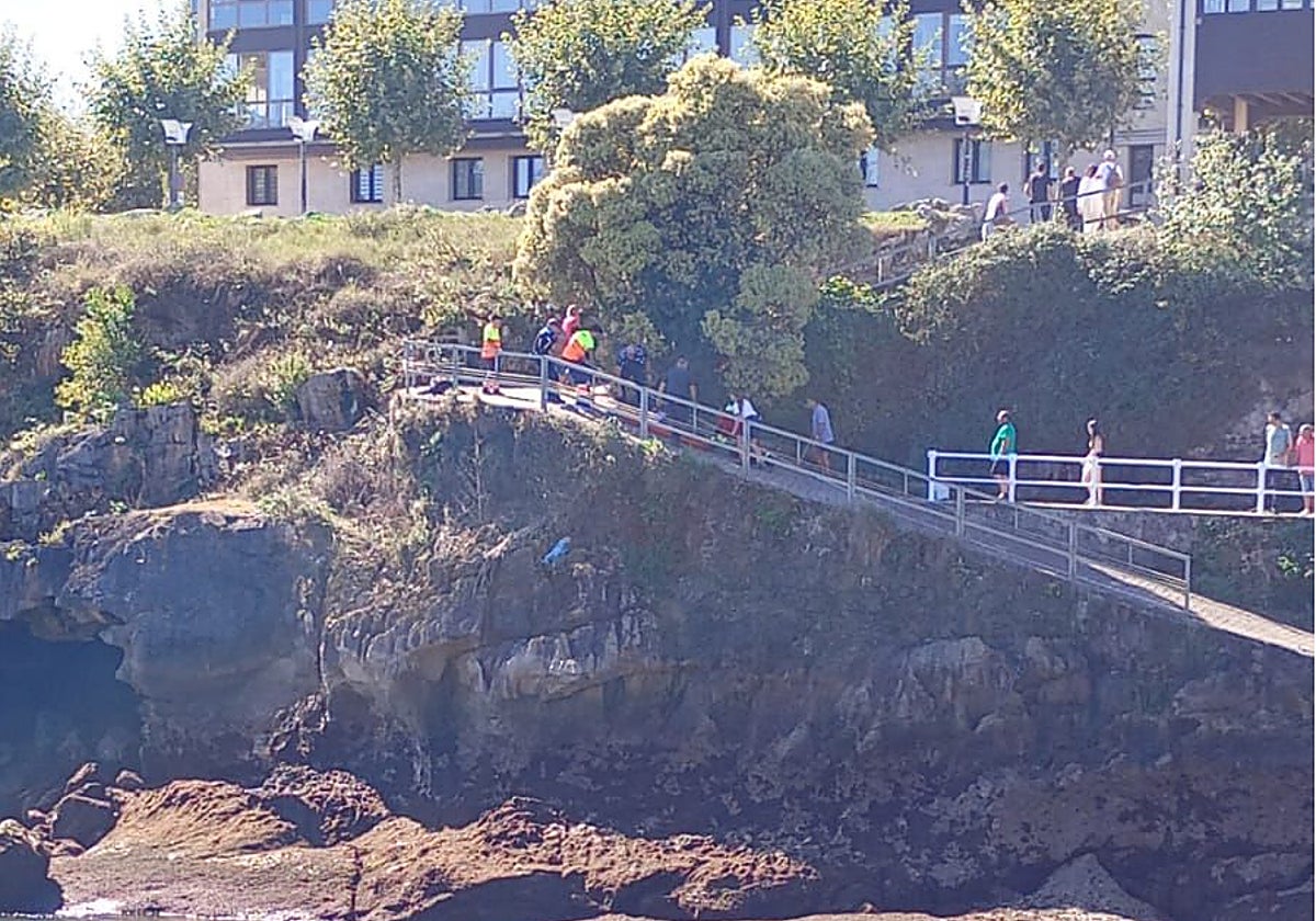 Un hombre es rescatado tras caer al agua en la rampa de La Tijerina en Llanes
