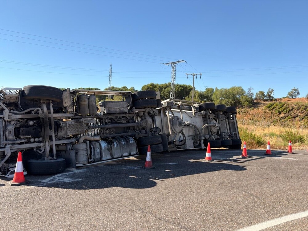 Hombre de 50 años resulta herido tras volcar con su camión en la rotonda de la A-62 en Fuensaldaña