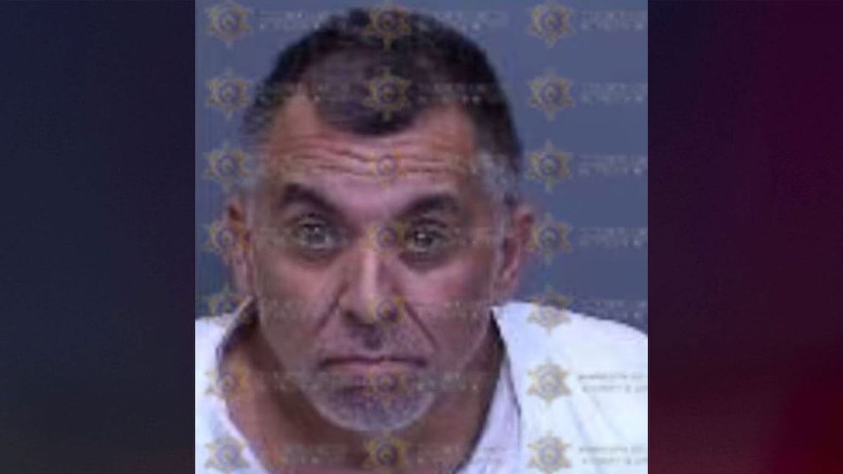Hombre de 58 años condenado a cadena perpetua por asesinar a su padrastro de 91 años con un martillo y atacar a su madre en Arizona