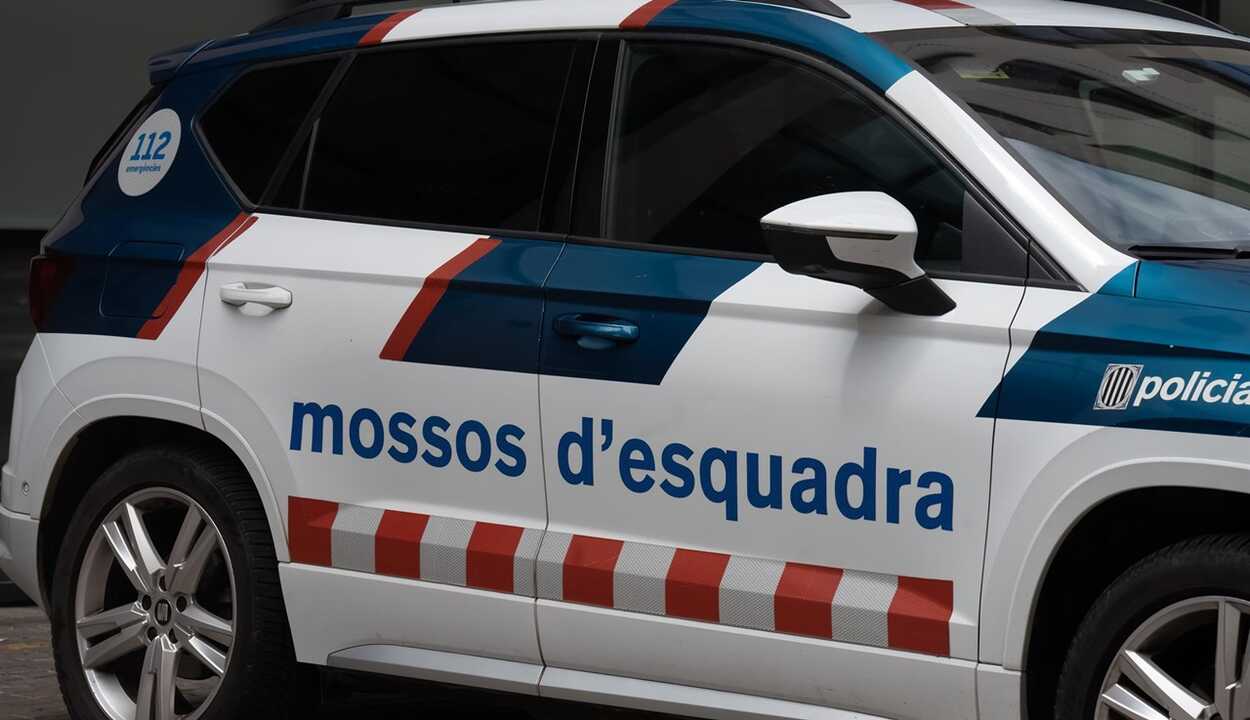 En estado crítico tras saltar de un cuarto piso donde apuñaló a tres personas