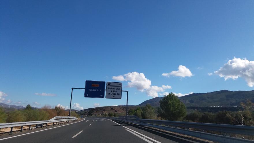 Herido al ser tiroteado desde otro coche mientras circulaba por la una autovía en Almería