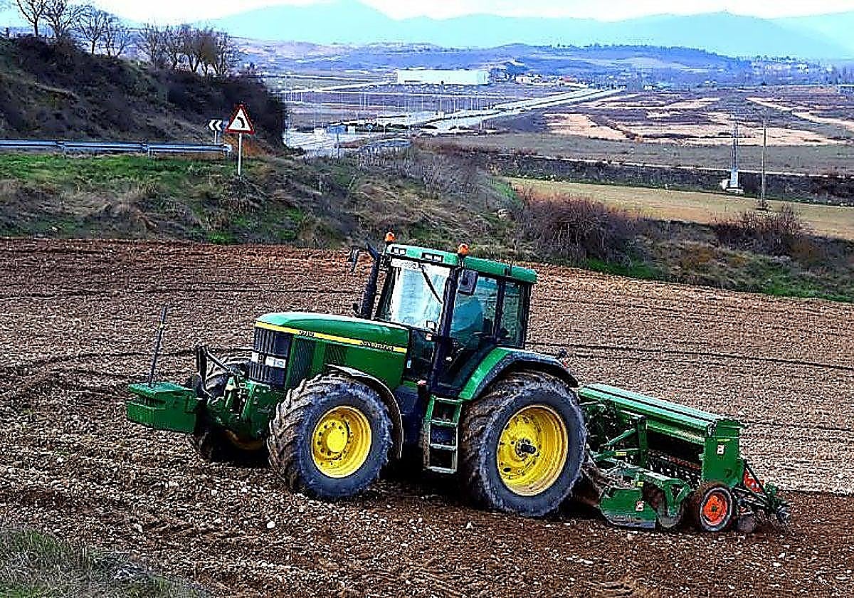 Herido un hombre tras volcar su tractor con el remolque cargado de uva en un pueblo de Burgos