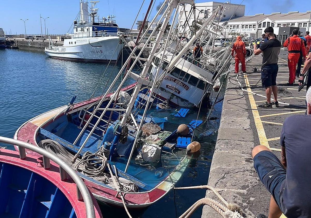 Prealerta por contaminación marina en Lanzarote tras el hundimiento de un pesquero en Puerto Naos