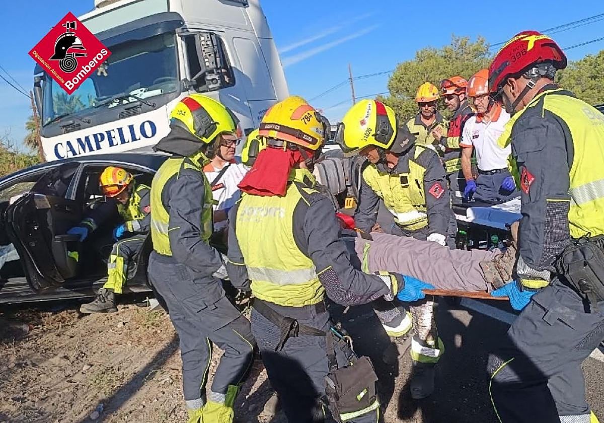 Rescatan a un conductor atrapado en su coche tras chocar de frente contra un camión en Torrellano