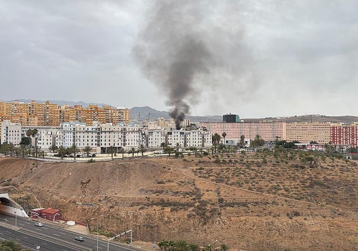Un incendio de arbustos en La Feria, en Las Palmas de Gran Canaria, obliga a movilizar a los bomberos