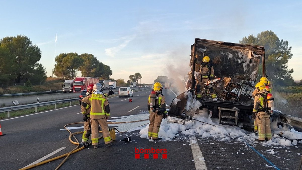 Incendio de camión en la AP-7 a la altura de Avinyonet del Penedès provoca restricciones de tráfico y retenciones