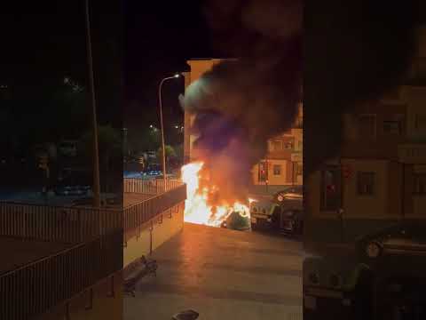 Incre&iacute;ble incendio de contenedores en el barrio de Fuentepi&ntilde;a durante la madrugada. Federico P&eacute;rez