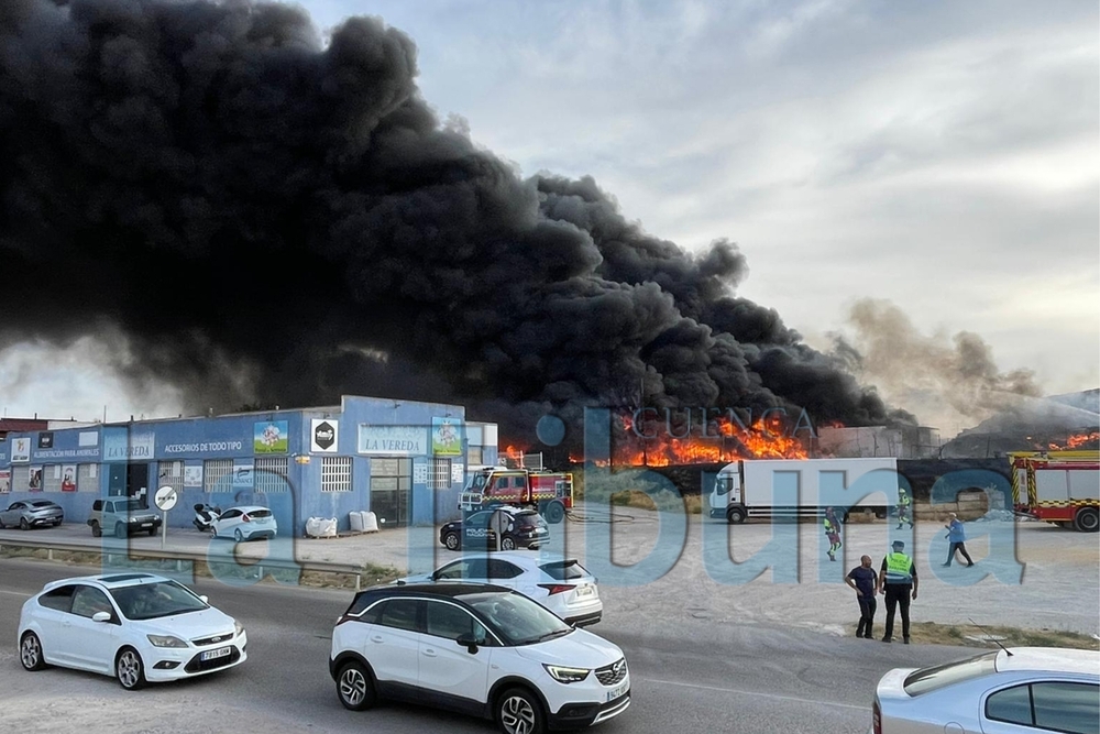 Incendio de gran magnitud en polígono industrial de Los Palancares provoca alarma en la población