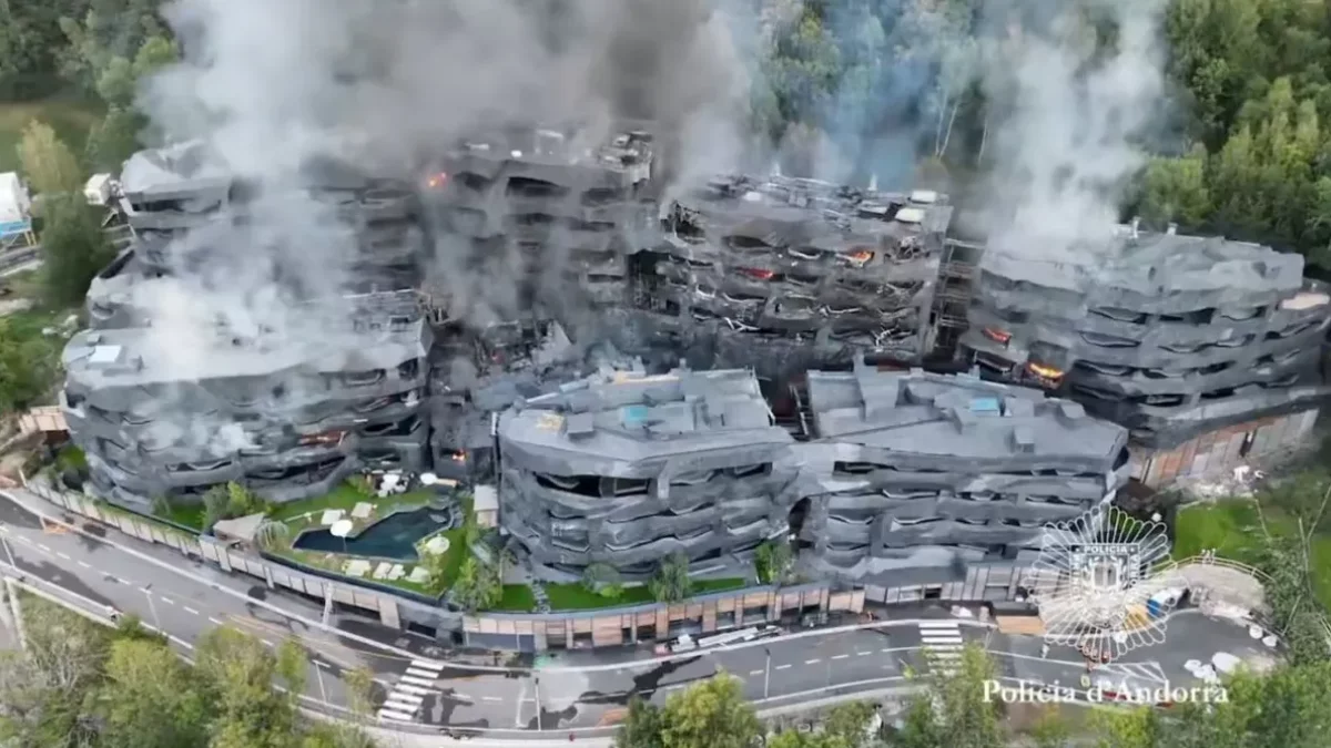 Un incendio destruye la urbanización de lujo La Querola de Ordino