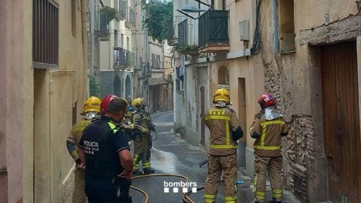 Una mujer resulta intoxicada por humo en un incendio en un edificio del centro histórico de Valls