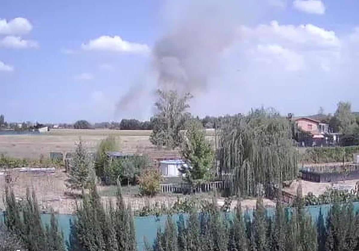 Un peligroso incendio alarma a los vecinos de Aranda con «grave riesgo para la población» y una masa forestal