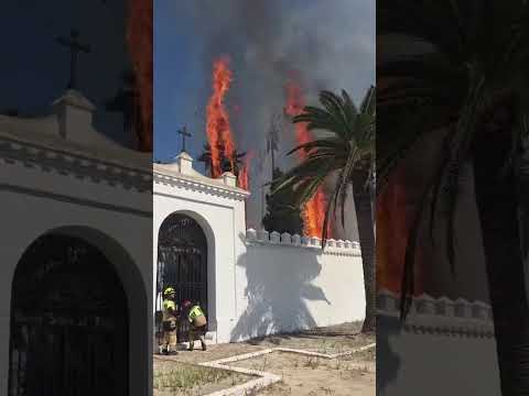 Así ha sido el incendio que puso en alerta a La Palma: las llamas alcanzaron el cementerio. F: SAB