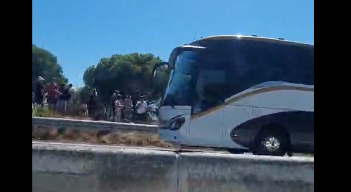 Susto en el puente de Punta Umbría: un autobús sale ardiendo y provoca retenciones