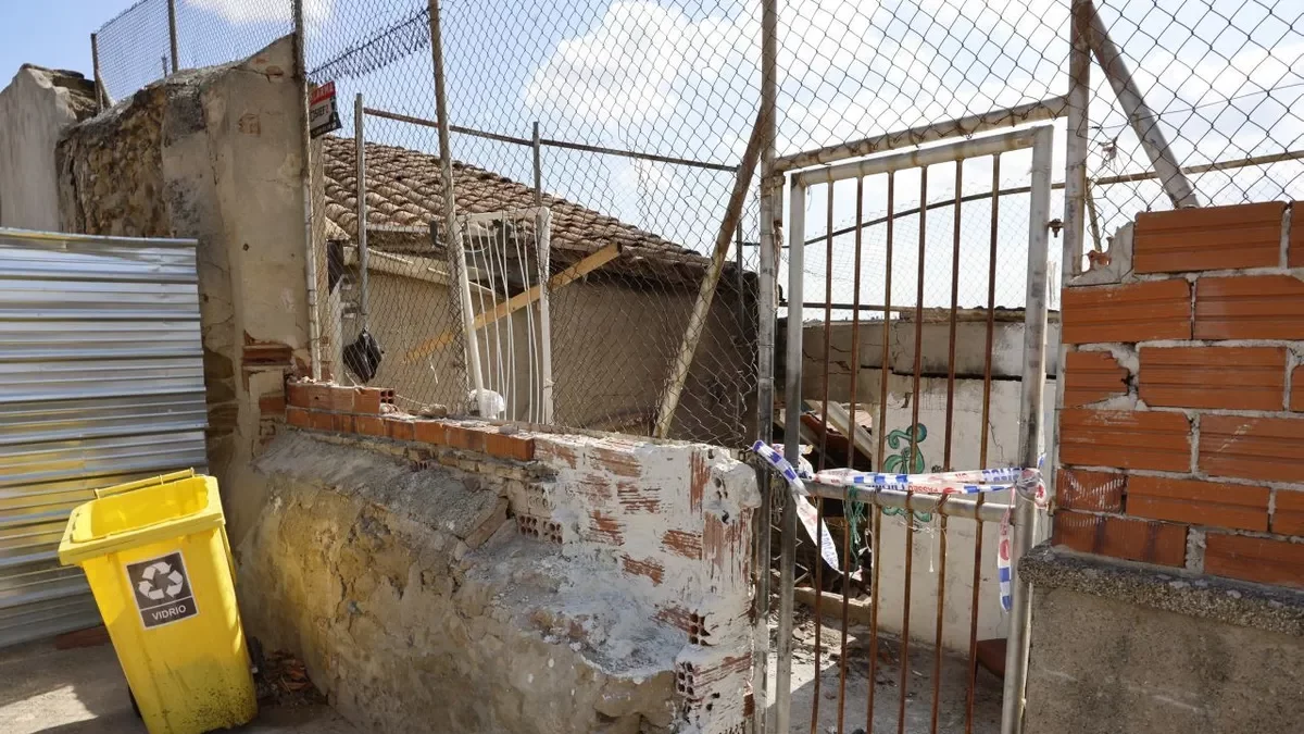 Un incendio calcina el altillo de una casa abandonada en el Barri Antic
