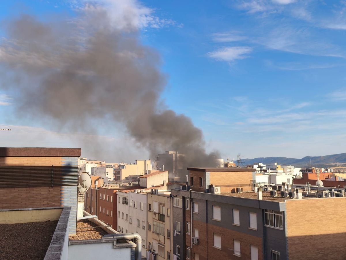 Puertollano: Un aparatoso incendio activa el dispositivo de seguridad y sanitario