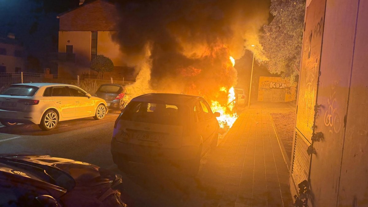 Incendio en contenedores de El Vendrell causa daños a vehículos; Policía busca a dos sospechosos