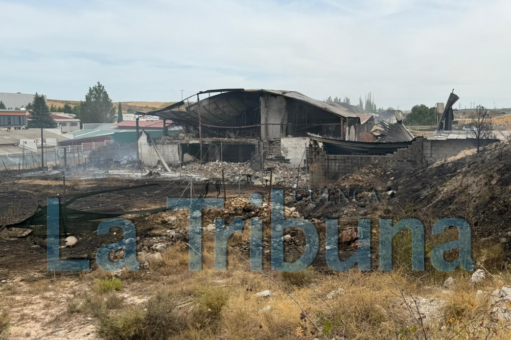 Incendio en el Centro de Reciclaje Mobec: pequeños conatos siguen activos