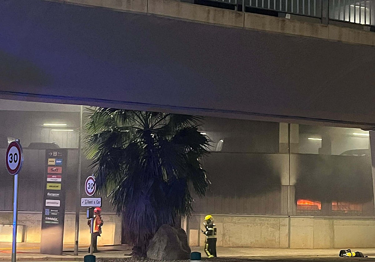 Arden cuatro vehículos en un incendio en el parking del aeropuerto de Manises