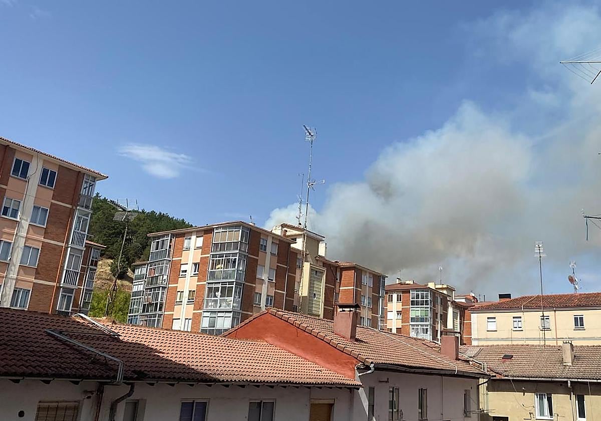 Alarma en Burgos por un incendio en el cerro de San Miguel visible desde varios puntos de la ciudad