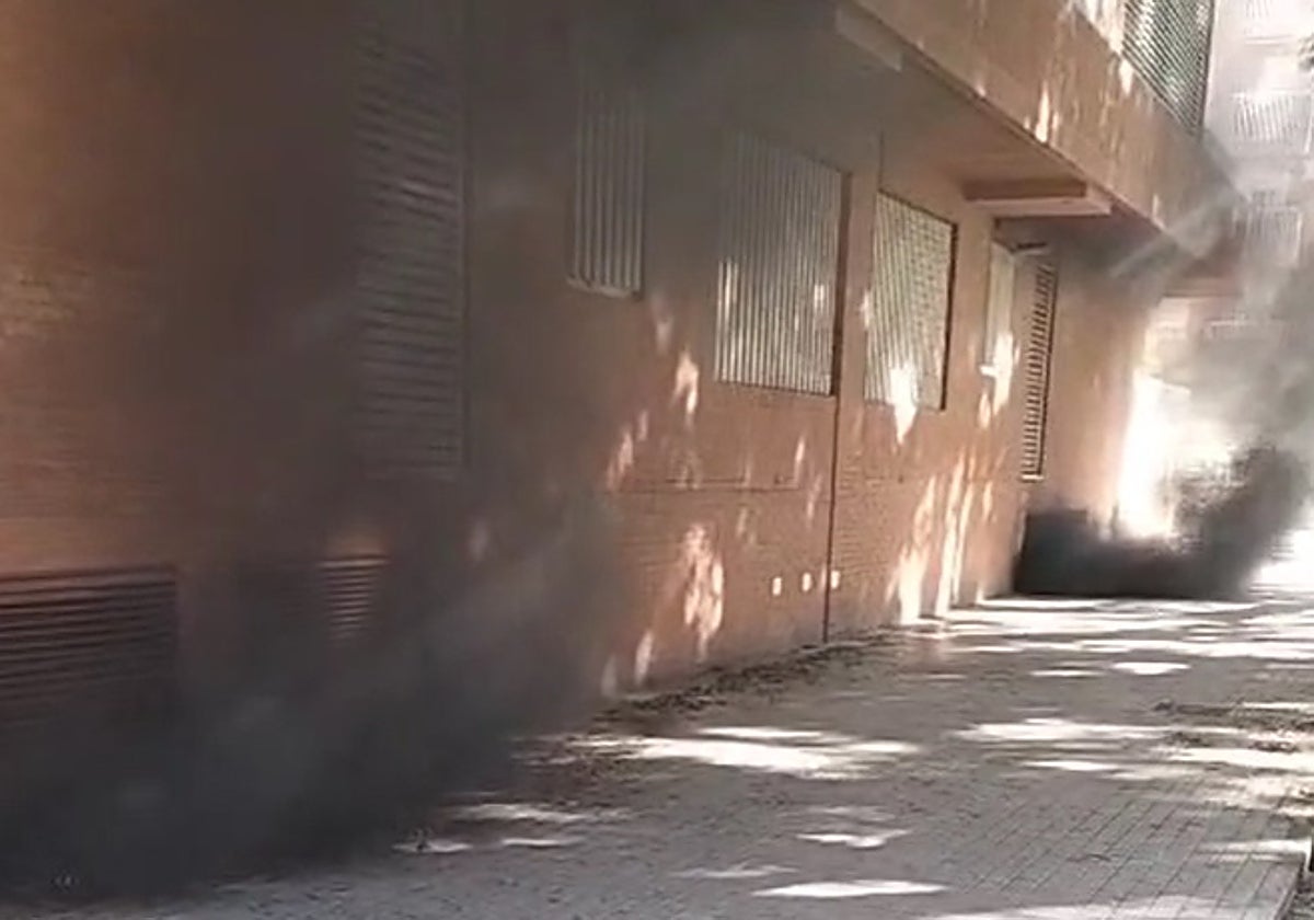 El incendio de un vehículo en un garaje en Alboraia obliga a cortar el acceso a la Patacona desde Valencia