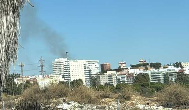 Fuego en Huelva capital: un incendio en la Avenida Miramar obliga a intervenir a los bomberos