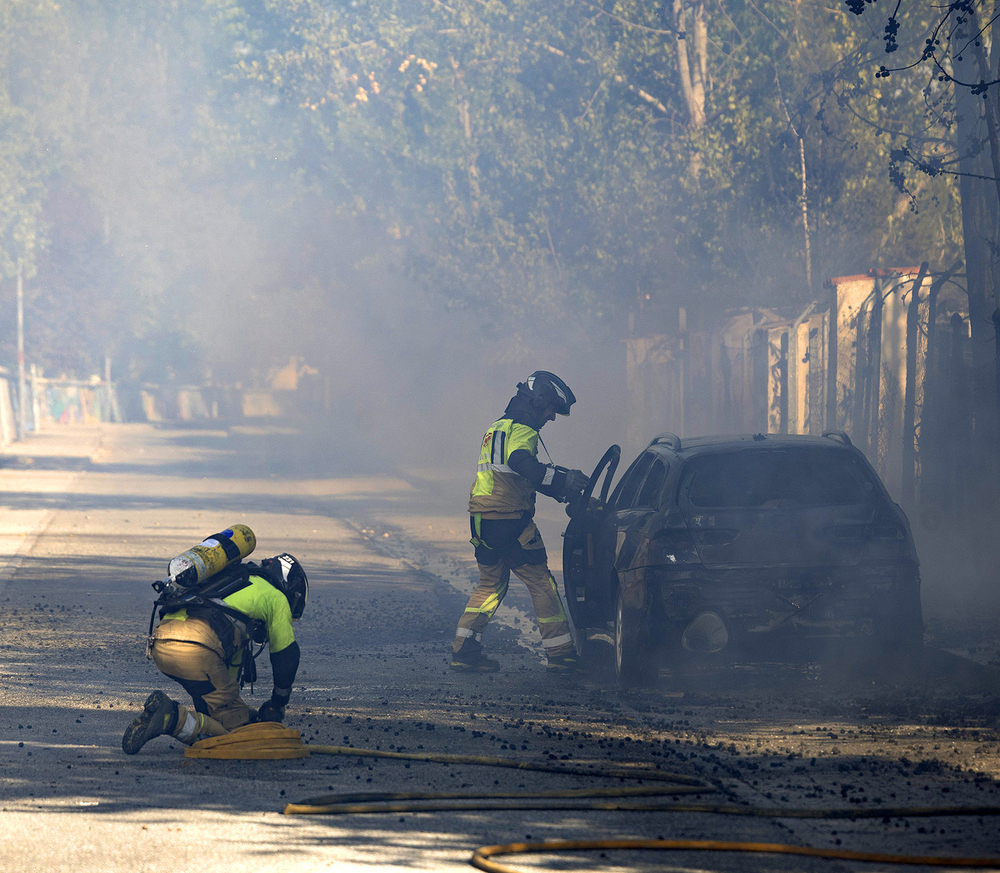 Incendio en la zona sur de la capital consume un vehículo en llamas