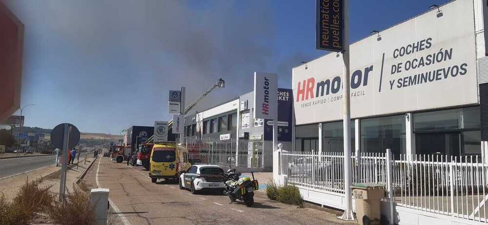 Incendio en nave de depósito de neumáticos en Zaratán: vecinos preocupados por la contaminación del aire