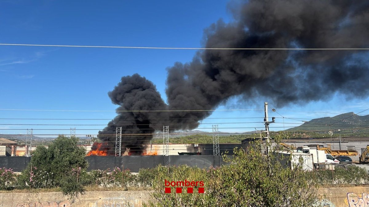 Incendio en planta de residuos de Montblanc: Siete dotaciones de Bombers controlan las llamas sin riesgo de propagación