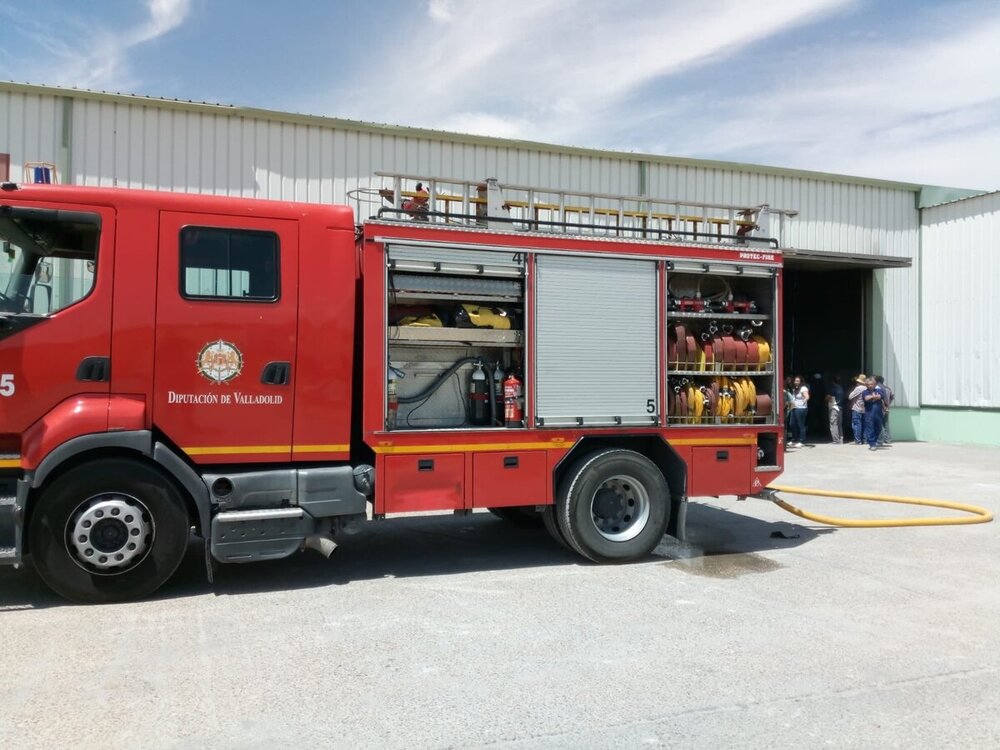 Dos incendios registrados en una nave de Olmedo y una vivienda