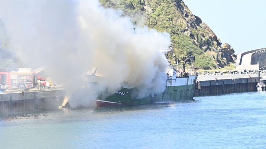 Un barco pesquero se incendia mientras estaba atracado en el muelle de Orio