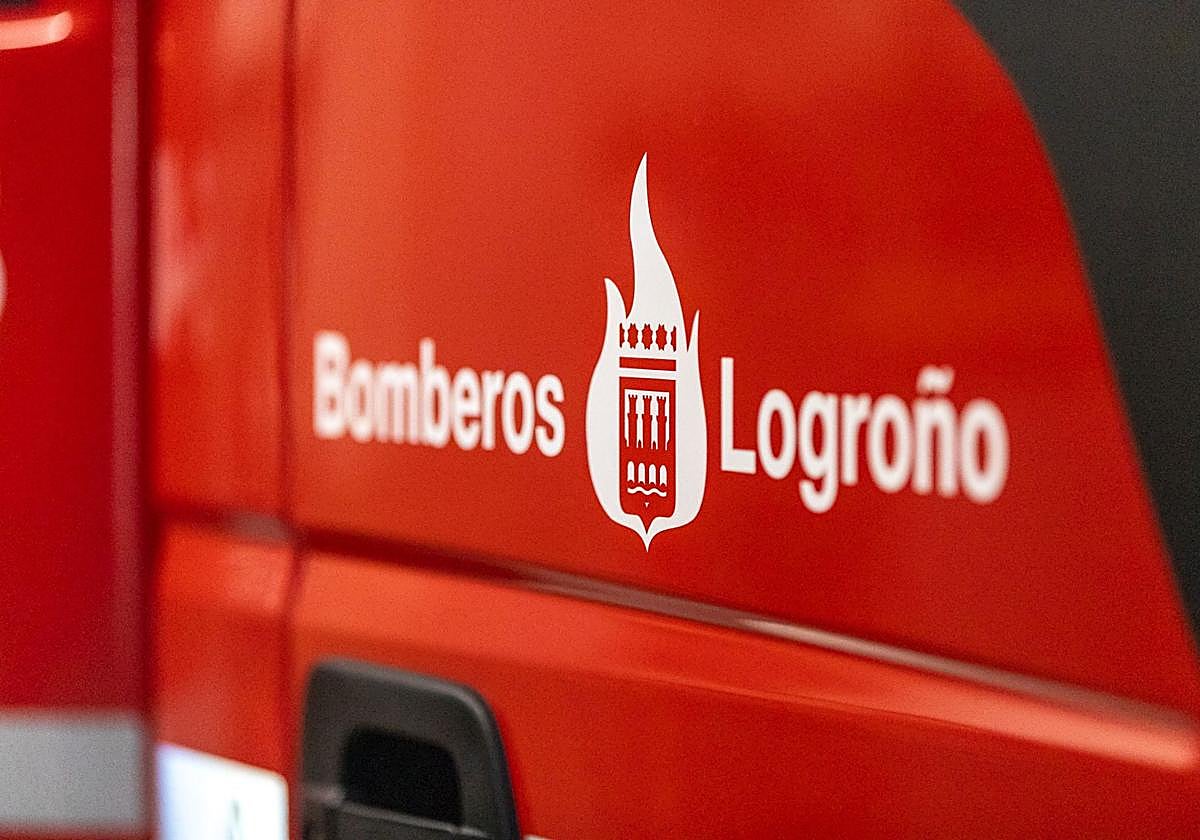 Incendio en un dúplex de Lardero provocado por una vela que prendió libros: intervención de los Bomberos de Logroño