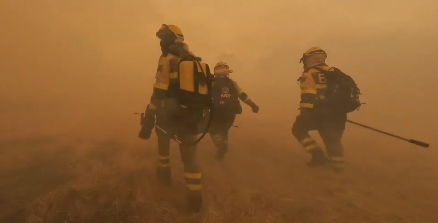 Bomberos apagando un incendio BrifLaza