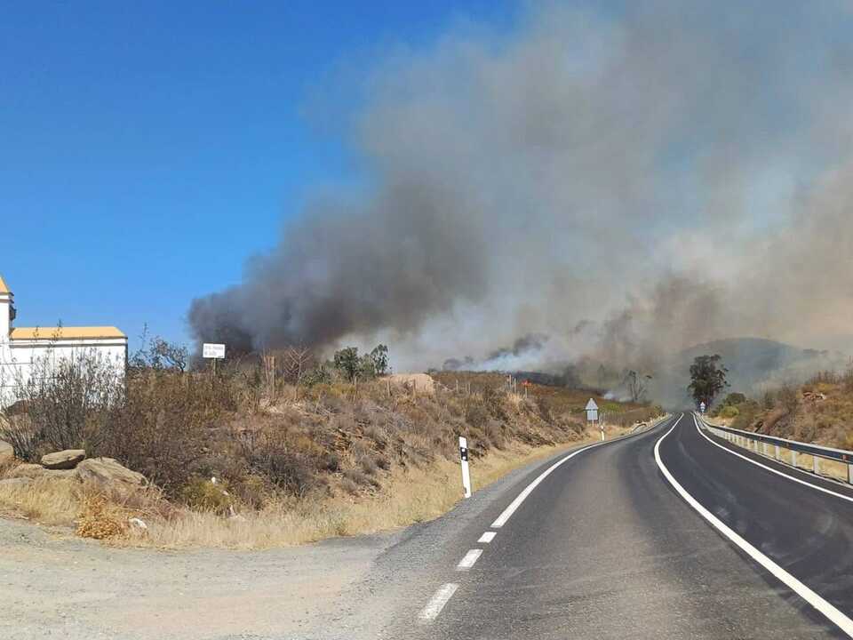 Once medios aéreos combaten el incendio del paraje El Alamillo en Castillejos
